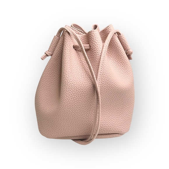 new Macy’s 𖦹 Pebbled Drawstring Bucket Mini Bag 𖦹 Blush Pink Vegan Leather 𖦹 - Picture 6 of 13